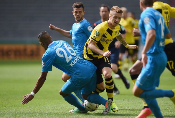 Reus đã từ chối ký vào bản hợp đồng mới với Dortmund. Điều đó dấy lên thông tin ngôi sao người Đức sẵn sàng chia tay Die Borussen để tìm kiếm bến đỗ mới, đặc biệt trong bối cảnh anh đang nhận được lời đề nghị hấp dẫn từ M.U và Barca. Tuy nhiên, ở trận gặp Stuttgarter Kickers tại Cúp quốc gia Đức cuối tuần trước, Reus vẫn chơi rất nỗ lực và góp phần không nhỏ vào chiến thắng 4-1 của Dortmund. Tiếp Leverkusen ở trận khai màn Bundesliga đêm mai, NHM hy vọng Reus sẽ vẫn cống hiến hết mình, giúp đội nhà giành chiến thắng.