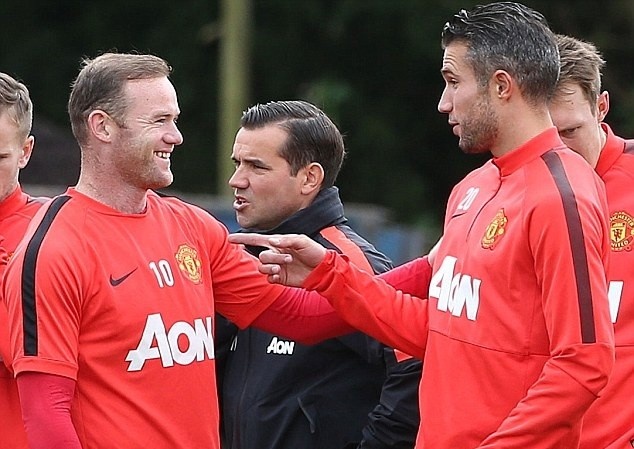 Van Persie vẫn chưa thi đấu cho M.U trận nào kể từ khi VCK World Cup 2014 khép lại. Trong trận khai màn gặp Premier League, dù rất muốn ra sân nhưng chân sút 31 tuổi vẫn bị ông thầy đồng hương gạt khỏi danh sách vì chưa đủ thể lực. Lúc này, cựu Pháo thủ đã có được thể trạng tốt nhất và sẵn sàng trở lại giúp Quỷ đỏ đánh bại Sunderland nhằm quên đi thất bại gây sốc trước Swansea.