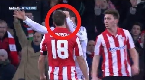 Ronaldo nhan the do vi dam vao dau Iturraspe hinh anh