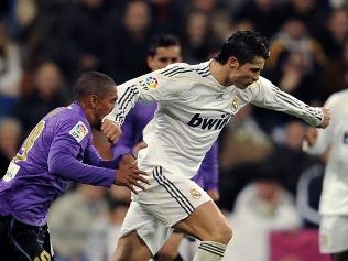 Nhung pha danh nguoi tai tieng cua Ronaldo trong mau ao Real hinh anh