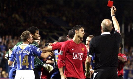 8 tinh huong nhan the do trong su nghiep thi dau cua Ronaldo hinh anh