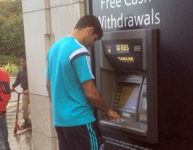 Diego Costa kiem tra tai khoan sau khi ghi ban hinh anh