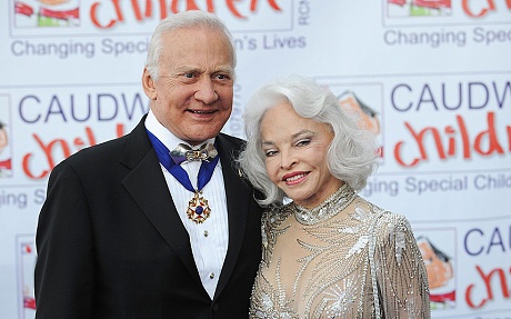 14. Một sự kiện đáng chú ý khác diễn ra trùng với ngày sinh của Di Maria là Buzz Aldrin - người thứ hai đặt chân lên Mặt trăng – cưới bà Lois Driggs Cannon ở tuổi 58.