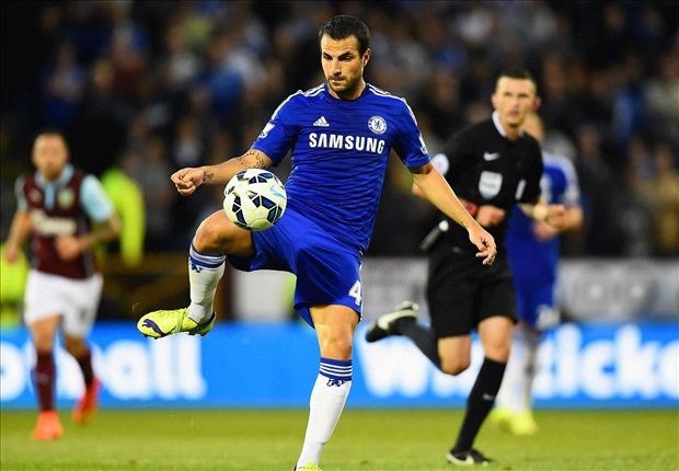 Quá chán nản với cuộc sống đầy áp lực ở Barca, Fabregas quyết định chạy theo tiếng gọi của Chelsea với giá 30 triệu bảng. Ở đội bóng mới, tâm lý thoải mái giúp F4 thi đấu rất thăng hoa. Sau 2 vòng đầu tiên tại giải Ngoại hạng Anh, cựu thủ quân Arsenal kiến tạo 3 lần, giúp Chelsea giành trọn 6 điểm.