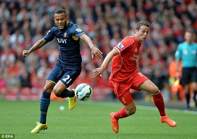 Manquillo được giới chuyên môn đánh giá khá cao nhưng anh vẫn chưa đủ tầm để chen chân vào đội hình chính thức của HLV Diego Simeone. Do vậy, sao mai 20 tuổi người Tây Ban Nha buộc phải chuyển sang Liverpool theo bản hợp đồng cho mượn thời hạn 2 năm để tích lũy kinh nghiệm. Trong trận khai màn gặp Southampton, Manquillo chơi trọn 90 phút và góp phần không nhỏ vào chiến thắng 2-1 của The Kop.