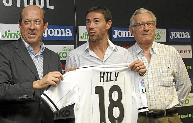 4. Hồi nhỏ, thần tượng của Di Maria là Kily Gonzalez, cựu cầu thủ chạy cánh của Valencia và Inter Milan. Gonzalez từng có 56 lần khoác áo đội tuyển Argentina và thuận chân trái giống Di Maria. Năm 1995, hai người trở thành đồng đội của nhau sau khi Di Maria được đôn lên đội 1 Rosario Central khi mới 17 tuổi. Ngôi sao 26 tuổi chia sẻ khi được chơi cùng thần tượng: