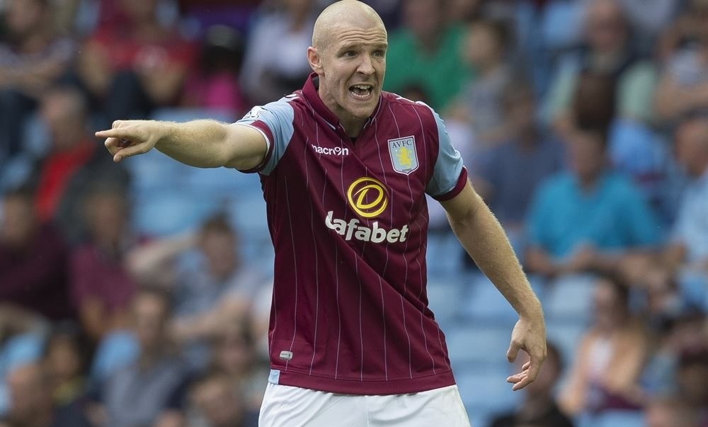 Senderos chẳng quá lạ lẫm với giải Premier League. Ngôi sao người Thụy Sỹ từng có gần 10 năm chơi bóng tại giải đấu này trong màu áo Liverpool, Everton và Fulham. Có vẻ như quá ấn tượng với sân chơi danh giá nhất xứ sở sương mù, hậu vệ 27 tuổi quyết định gia nhập Aston Villa từ Valencia theo bản hợp đồng 2 năm.