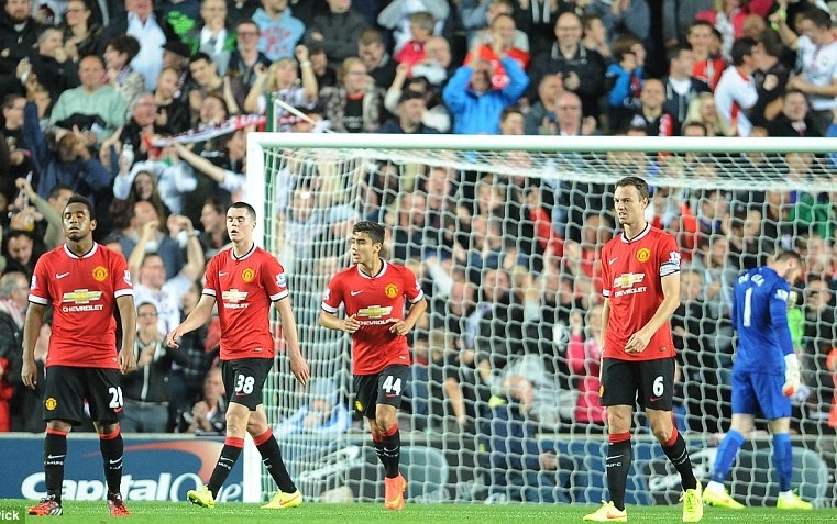 HLV Van Gaal rất thích dùng sơ đồ 3-5-2. Một khi chiến thuật này đã bị bắt bài ông cần phải thay đổi. Tuy nhiên, nhà cầm quân người Hà Lan không chịu thay đổi để rồi đẩy M.U vào tình cảnh thua 2 hòa 1 sau 3 trận đấu chính thức tại giải năm nay.