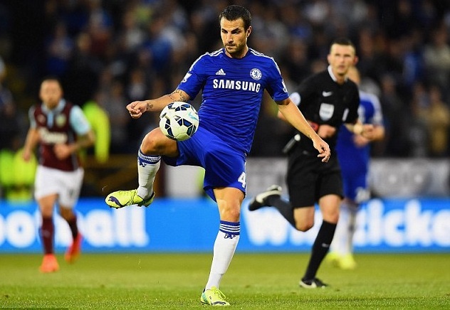 Sự thiếu quyết đoán khiến M.U để Cesc Fabregas rơi vào tay Chelsea. Đây là sự bỏ lỡ đáng tiếc, bởi tuyển thủ Tây Ban Nha chơi tuyệt hay trong màu áo Chelsea và góp rất nhiều công sức vào 2 trận toàn thắng của The Blues tại NH Anh.