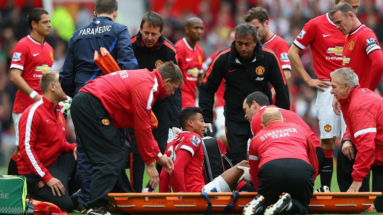 Một trong những nguyên nhân khiến Van Gaal không có sự khởi đầu tốt ở M.U là do vấn nạn chấn thương cướp rất nhiều cầu thủ quan trọng như Luke Shaw, Michael Carrick, Chris Smalling, Ander Herrera và Jesse Lingard.