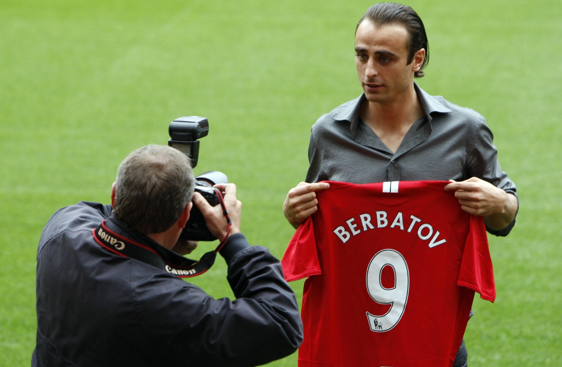 Berbatov đến với M.U trong những ngày cuối cùng của mùa chuyển nhượng năm 2008 với giá 30,75 triệu bảng (38 triệu euro). Khi đó, chân sút người Bulgaria được kỳ vọng sẽ trở thành Eric Cantona thứ 2 tại Old Trafford. Trong 3 năm đầu tại Old Trafford, cựu sao Spurs chơi khá tốt. Tuy nhiên, năm cuối anh chơi uể oải và bị xem là nguyên nhân làm chậm lối chơi của đội bóng.