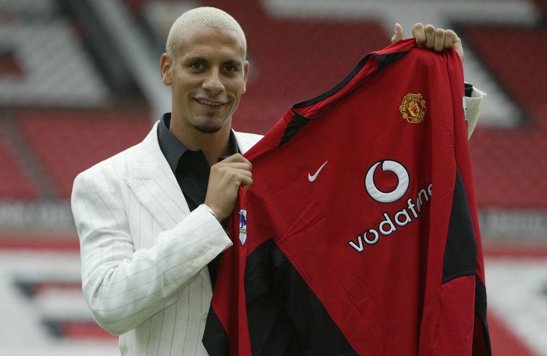 Ngày 22/7/2002, M.U biến Ferdinand thành trung vệ đắt giá nhất thế giới sau khi trả cho Leeds số tiền lên tới 30 triệu bảng. Đây được xem là một trong những bản hợp đồng thành công nhất trong lịch sử M.U. Trước khi sang QPR hè vừa qua, cựu tuyển thủ Anh giúp Quỷ đỏ giành rất nhiều danh hiệu cao quý.