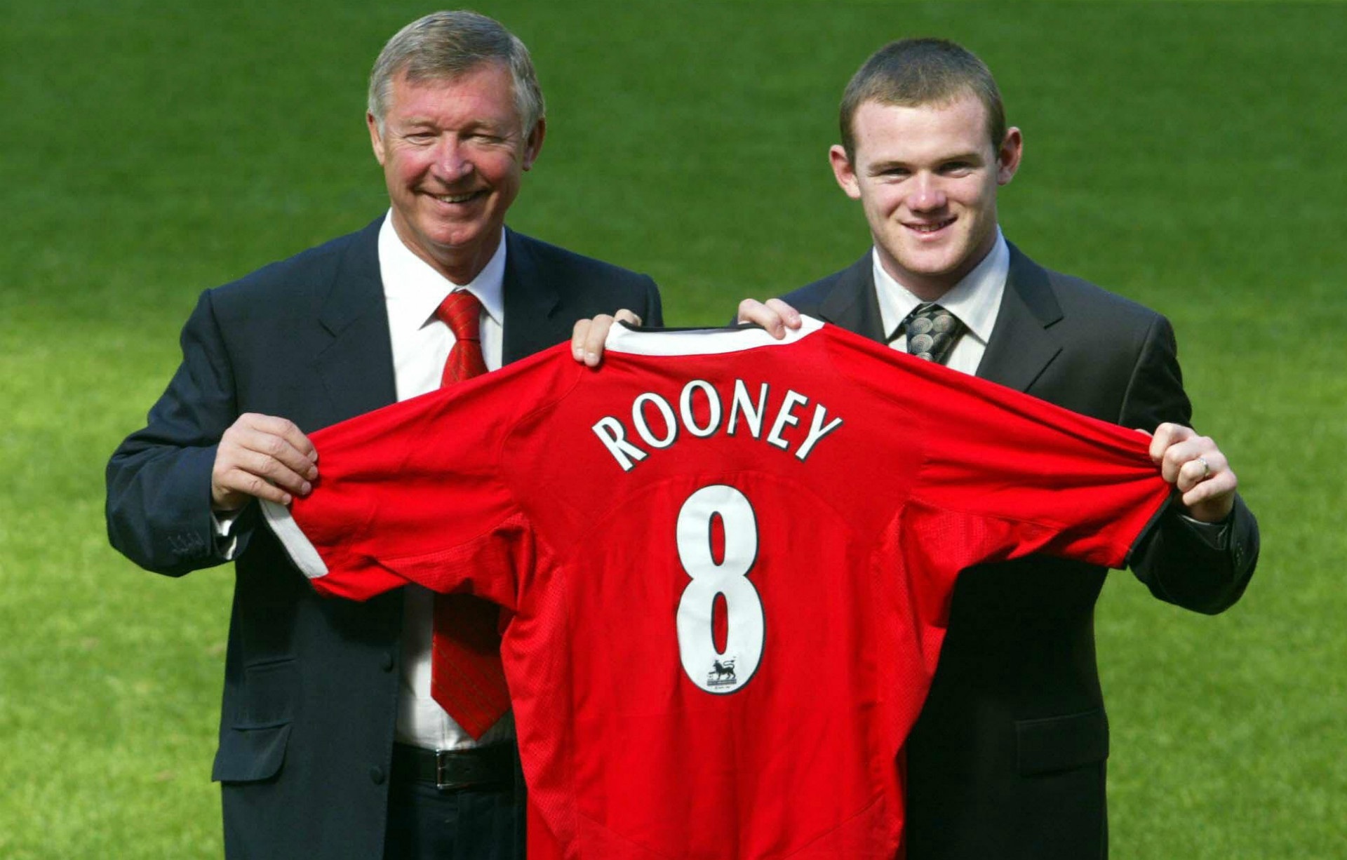 Sau rất nhiều cuộc đàm phán với Everton, cuối cùng Sir Alex Ferguson cũng chiêu mộ thành công Rooney vào ngày cuối cùng mùa chuyển nhượng năm 2004 (31/8). M.U phải bỏ ra 27 triệu bảng để hoàn tất thương vụ, qua đó biến Gã Shrek trở thành cầu thủ tuổi teen (18 tuổi) đắt giá nhất thế giới thời điểm đó. Sau 10 năm chơi bóng tại Old Trafford, Rooney giúp Quỷ đỏ giành 12 danh hiệu.