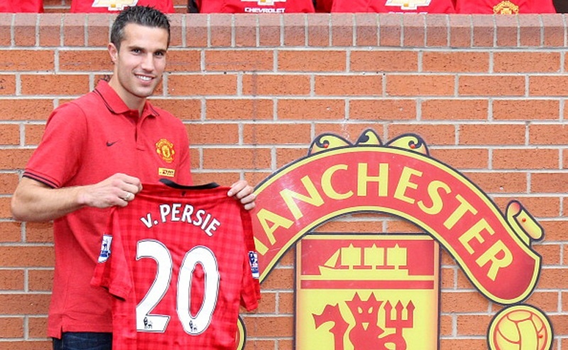 Van Persie, món quá mà Sir Alex Ferguson để lại Old Trafford trước khi nghỉ hưu, gia nhập Quỷ đỏ tháng 8/2012 với giá 24 triệu bảng (32 triệu euro). Tại CLB mới, ngôi sao người Hà Lan hưởng mức lương 225.000 bảng/tuần. Đáp lại sự đãi ngộ từ BLĐ M.U, Van Persie giúp Quỷ đỏ lần thứ 20 lên ngôi vô địch bóng đá Anh ngay ở mùa đầu tiên.