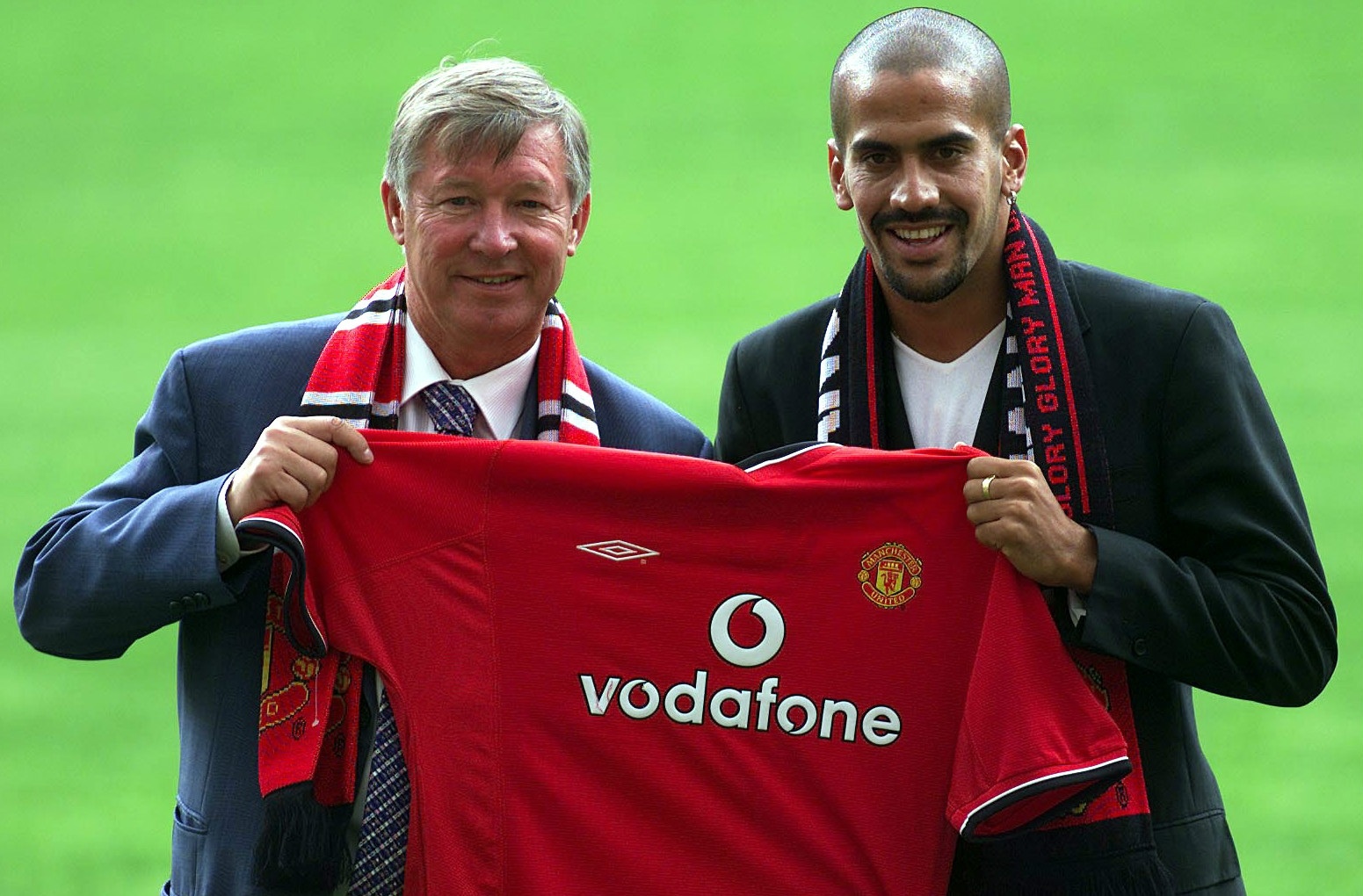 Quá ấn tượng với màn trình diễn của Veron tại Lazio, Sir Alex thuyết phục BLĐ M.U bỏ ra khoản tiền kỷ lục 28,1 triệu bảng để đón ngôi sao người Argentina về năm 2001. Tuy vậy, tiền vệ sinh năm 1975 chơi rất mờ nhạt nên bị đẩy sang Chelsea với giá 15 triệu bảng sau 2 mùa khoác áo Quỷ đỏ. Giống Fellaini, Veron cũng bị đánh giá là một trong những thương vụ hớ của M.U.