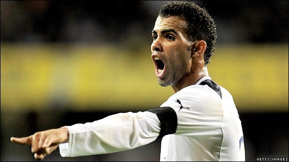 Việc tân HLV Mauricio Pochettino tin dùng bộ đôi Nabil Bentaleb - Etienne Capoue khiến tương lai Sandro bị đặt trước dấu hỏi lớn ở White Hart Lane. Tiền vệ người Brazil này đang liên hệ sang Italia chơi cho Napoli.