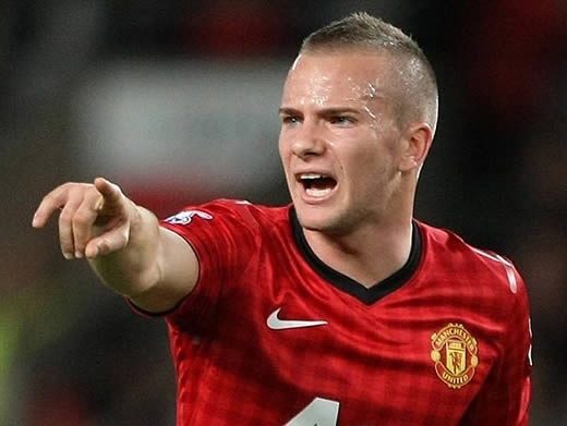 Tiền vệ người Anh không nằm trong kế hoạch của Van Gaal và đã được thông báo có thể rời Old Trafford. Hai đội bóng đang chạy đua để có chữ ký của Tom Cleverley là Valencia và Aston Villa. Nhiều khả năng tiền vệ được ví là Paul Scholes đệ nhị này sẽ chọn ở lại Premier League, chơi cho Aston Villa.