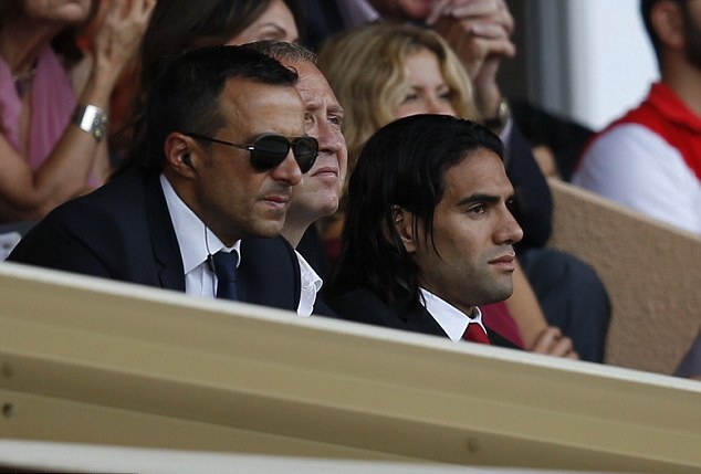 Falcao và người đại diện Jorge Mendes ngồi trên khán đài trận Monaco-Lille tối qua