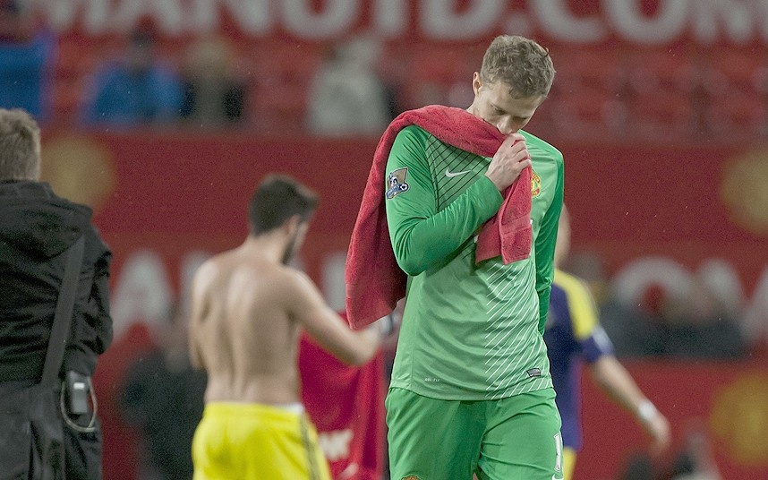 Lindegaard từng được HLV Van Gaal sử dụng trong chuyến du đấu trên đất Mỹ. Tuy nhiên, khi trở lại Anh, ngôi sao người Đan Mạch lại trở về với kiếp dự bị cho David de Gea. Quá chán nản, thủ thành 30 tuổi muốn rời Old Trafford trước khi cánh cửa chuyển nhượng khép lại.