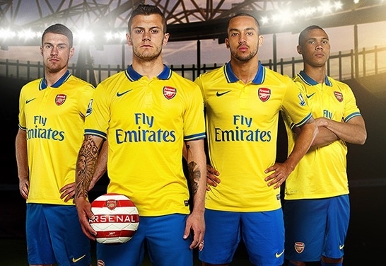 Hình ảnh của Arsenal không ngừng được khuếch trương kể từ khi HLV Wenger tiếp quản Pháo thủ năm 1996. Thế nên, dù không giành danh hiệu nào trong suốt 8 năm (từ 2005-2013), Pháo thủ vẫn sở hữu một lượng CĐV khá lớn trên toàn thế giới. Đây chính là lý do đội bóng thành London xuất mỗi năm lên tới 825.000 chiếc áo.