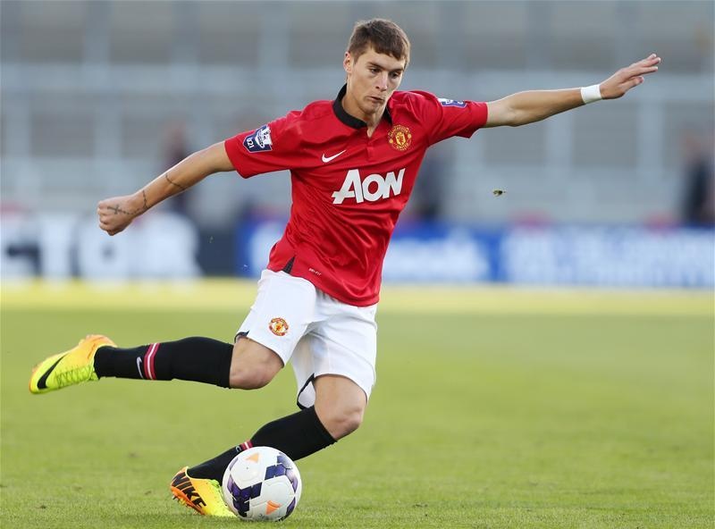 Varela gia nhập M.U hè 2013 với mức phí khoảng 2,8 triệu euro từ Penarol. Sau hơn 1 năm tại Old Trafford, hậu vệ phải 21 tuổi vẫn chưa một lần khoác áo đội 1 Quỷ đỏ. Hiện có tin Real nhảy vào giải cứu sao mai Uruguay khỏi Nhà hát của những giấc mơ.