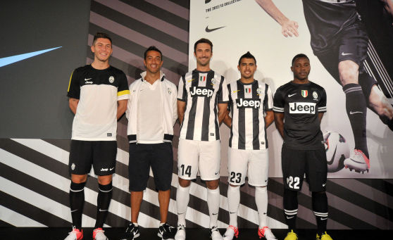 Juve từng là một trong những gã khổng lồ của bóng đá châu Âu với lượng fan đông đảo trên toàn thế giới. Tuy nhiên, kể từ sau sự kiện Calciopoli 2006 và việc không thị uy được sức mạnh tại đấu trường Champions League, lượng CĐV cổ vũ cho Lão phu nhân ngày một giảm sút. Do vậy, trung bình mỗi năm Juve chỉ xuất 375.000 chiếc áo trong nửa thập kỷ qua.