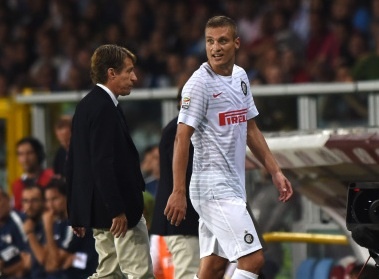 Vidic bi phat penalty, nhan the do ngay ra mat Serie A hinh anh