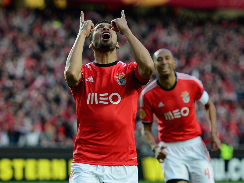 Garay là một trong những cái tên hot nhất trong kể từ hè 2013. Tuyển thủ Argentina nhận được sự quan tâm của những CLB hàng đầu châu Âu như M.U, Chelsea, Arsenal và Real. Thế nhưng, rốt cục cầu thủ 27 tuổi lại gia nhập Zenit với giá chỉ với 15 triệu euro.