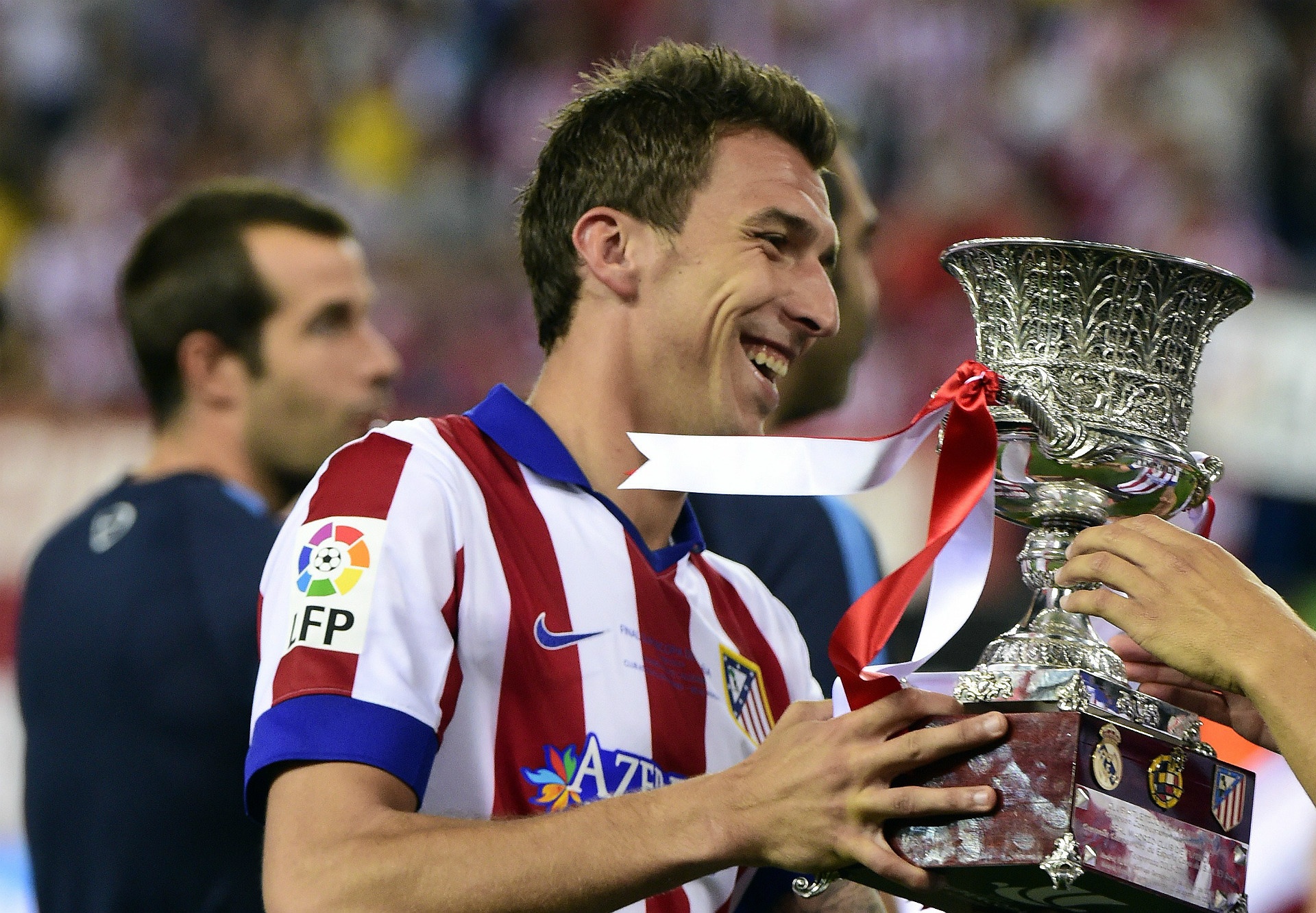 Mandzukic chẳng hề tỏ ra buồn bã khi Bayern đạt được thỏa thuận chiêu mộ Lewandowki. Bởi lẽ chân sút người Croatia hiểu rằng anh vẫn nhận được sự quan tâm đặc biệt của những CLB hàng đầu tại châu Âu. Trong quá trình chọn lựa, Mandzukic quyết định đầu quân cho nhà ĐKVĐ La Liga với giá 22 triệu euro.