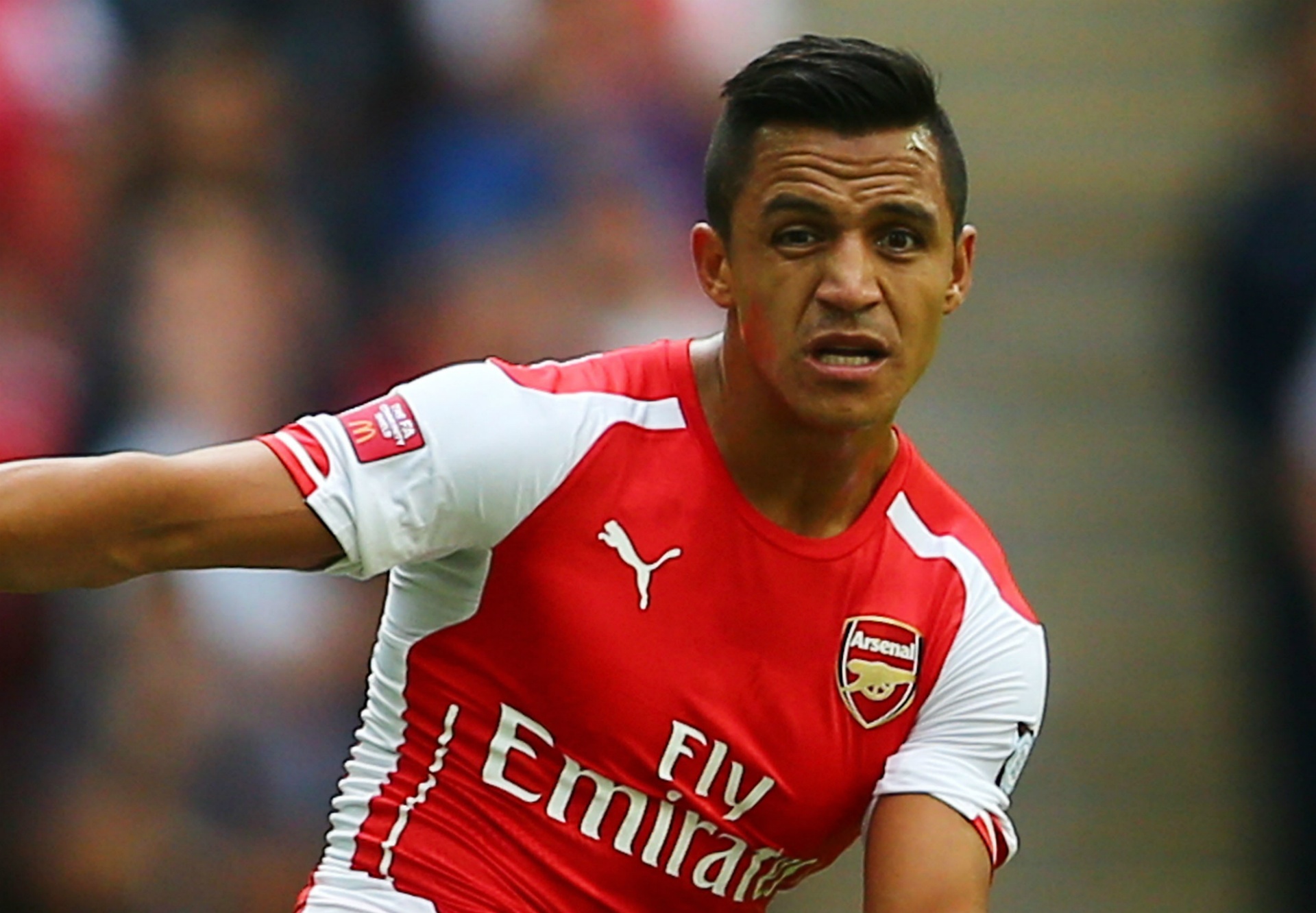 Sau khi HLV Luis Enrique tiếp quản Barca, Sanchez bị xem là người thừa tại Nou Camp. Ngay sau đó, Arsenal tung ra 40 triệu euro để giải cứu tuyển thủ Chile. Với kỹ thuật, tốc độ và hoạt động không biết mệt mỏi, ngôi sao 25 tuổi hứa hẹn sẽ giúp Pháo thủ chấm dứt 10 năm không danh hiệu Premier League.