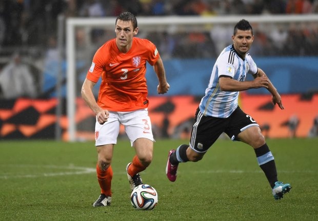 De Vrij gây ấn tượng mạnh trong màu áo ĐT Hà Lan tại World Cup 2014. Sau khi lễ hội bóng đá lớn nhất thế giới khép lại, hậu vệ này được HLV Van Gaal mời về khoác áo M.U. Tuy vậy, De Vrij đã từ chối thịnh tình của ông thầy cũ để gia nhập Lazio với giá 8 triệu euro.