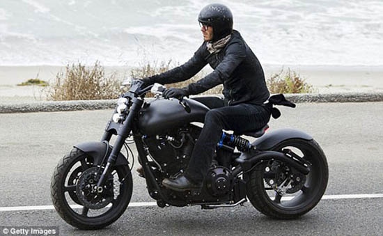 Beckham gay tay vi chay tron papazazzi tren xe phan khoi lon hinh anh