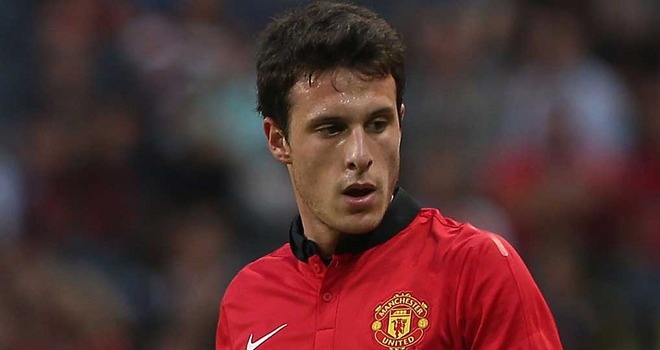 Henriquez đưa về cùng thời với Kagawa. Tuy nhiên hơn 2 năm qua, ngôi sao người Chile liên tục bị đem cho mượn. Hiện cầu thủ 20 tuổi này đang học hỏi kinh nghiệm trong màu áo Dinamo Zagreb.