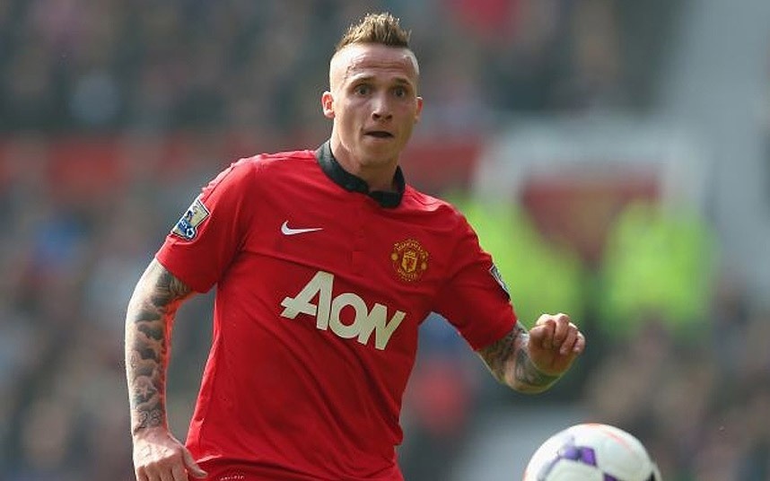 Buttner ra sân vỏn vẹn 13 lần sau khi gia nhập M.U từ Vitesse Arnhem từ 2012. Hồi tháng 6 vừa qua, hậu vệ trái người Hà Lan bị đẩy sang Dynamo Moscow theo bản hợp đồng trị giá 4,5 triệu bảng.