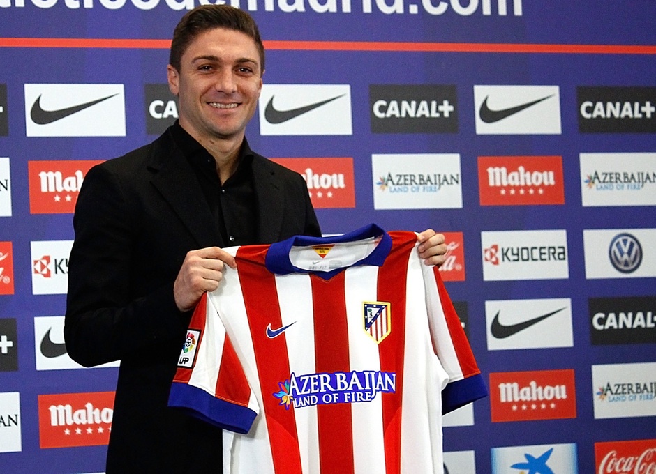 Ngay sau khi để Felipe Luis cập bến Chelsea, Atletico đã chi 8 triệu bảng để lấp cánh trái với Siqueira, người từng nằm trong tầm ngắm của Real ở mùa hè trước.