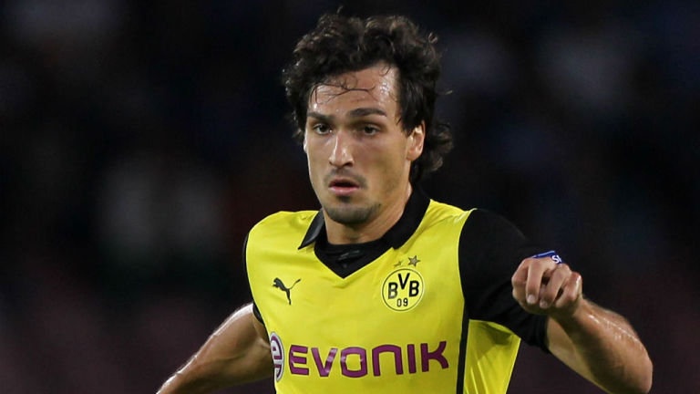 Hummels cũng là một trong những mục tiêu theo đuổi của M.U trong suốt kỳ chuyển nhượng vừa qua. Tuy nhiên trước sự níu kéo của Dortmund, HLV Van Gaal đã không thể thuyết phục trung vệ tuyển Đức gia nhập bầy Quỷ đỏ. Không chịu từ bỏ, cựu HLV Bayern và Barca tuyến bố sẽ quay trở lại vào kỳ chuyển nhượng mùa đông. Hummels được định giá ngang tầm với Strootman, khoảng 25 triệu bảng.