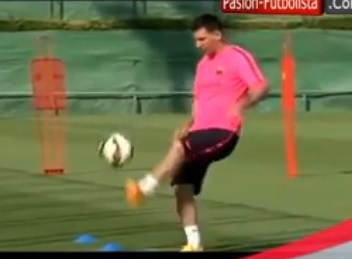 Messi va dong doi bat luc dua bong vao thung rac hinh anh