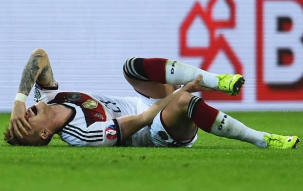 Tuyen Duc tra gia dat cho chien thang truoc Scotland hinh anh