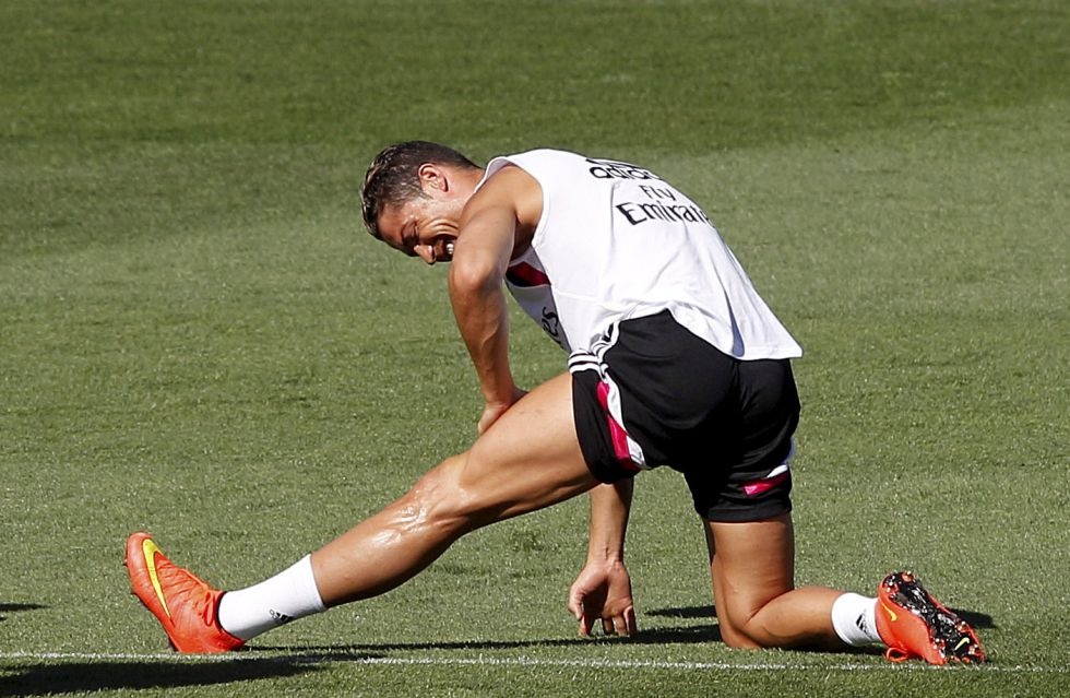 Ronaldo dien cuong tap luyen bat chap chan thuong hinh anh