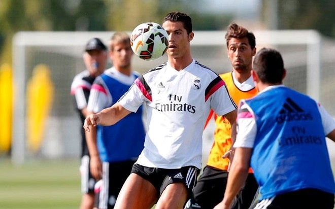 Chicharito khen Ronaldo xuat sac hon Messi hinh anh