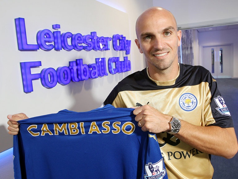 Cambiasso gia nhập Leicester theo diện chuyển nhượng tự do. Dù đã bước sang tuổi 34, tiền vệ người Argentina vẫn đánh giá là một tân binh chất lượng. Trước khi lần đầu thử sức tại giải Ngoại hạng Anh, Cambiasso từng có 10 năm khoác áo Inter và anh giành được rất nhiều danh hiệu cùng Nezazzurri gồm 5 Scudetto, 1 Champions League, 4 Coppa Italia, 4 Siêu cúp Italia và 1 FIFA World Cup Club.