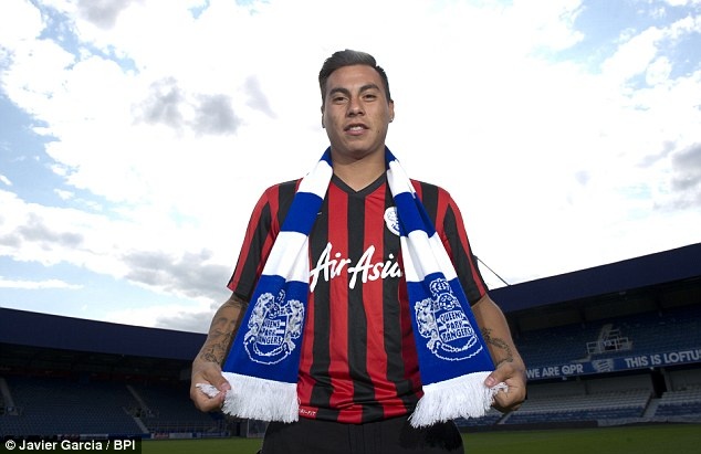 Năm 2011, Diego Cativa - người đại diện của Vargas - khẳng định thân chủ của ông được rất nhiều CLB theo đuổi như AC Milan, Inter, Liverpool, Arsenal, Barcelona và Chelsea. Nhưng một năm sau tuyển thủ Chile lại gia nhập Napoli với giá 11,5 triệu bảng. Được kỳ vọng rất nhiều nhưng hai mùa giải đầu tiên tại Serie A, Vargas không ghi nổi 1 bàn nào cho Napoli. Quá thất vọng, CLB thành Naples quyết định đẩy Vargas tới Gremio, Valencia và hiện là QPR theo diện cho mượn.