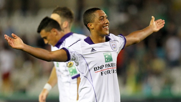 Dù mới chỉ 17 tuổi, nhưng Youri Tielemans đã được định giá tới 12 triệu euro. Tiền vệ người Bỉ hiện đang thi đấu cho Anderlecht, và tài năng của anh đã thu hút được sự chú ý của nhiều đội bóng lớn ở châu Âu, trong đó có Arsenal và Manchester United.