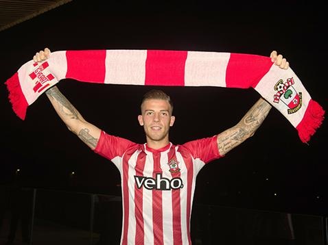 Alderweireld từng là mục tiêu theo đuổi của Newcastle và Arsenal. Tuy nhiên, ngôi sao người Bỉ đã từ chối lời mời của 2 CLB trên để gia nhập Southampton theo diện cho mượn. Đầu quân cho Atletico từ hè 2013 nhưng ngôi sao 25 tuổi ra sân vỏn vẹn 12 trận tại La Liga, trong khi ở Ajax trước đó anh là trụ cột với 128 lần xung trận.