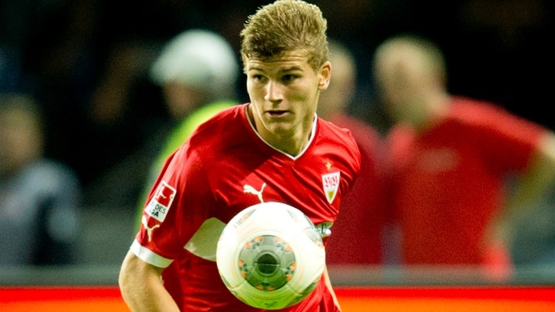 Được đôn lên đội một của Stuttgart hồi đầu mùa trước, Timo Werner đã nhanh chóng gây được ấn tượng với 30 trận đấu và 5 bàn thắng tại Bundesliga. Anh trở thành cầu thủ trẻ nhất lịch sử Bundesliga lập được một cú đúp khi ghi hai bàn thắng giúp đội nhà đánh bại Freiburg với tỷ số 3-1.