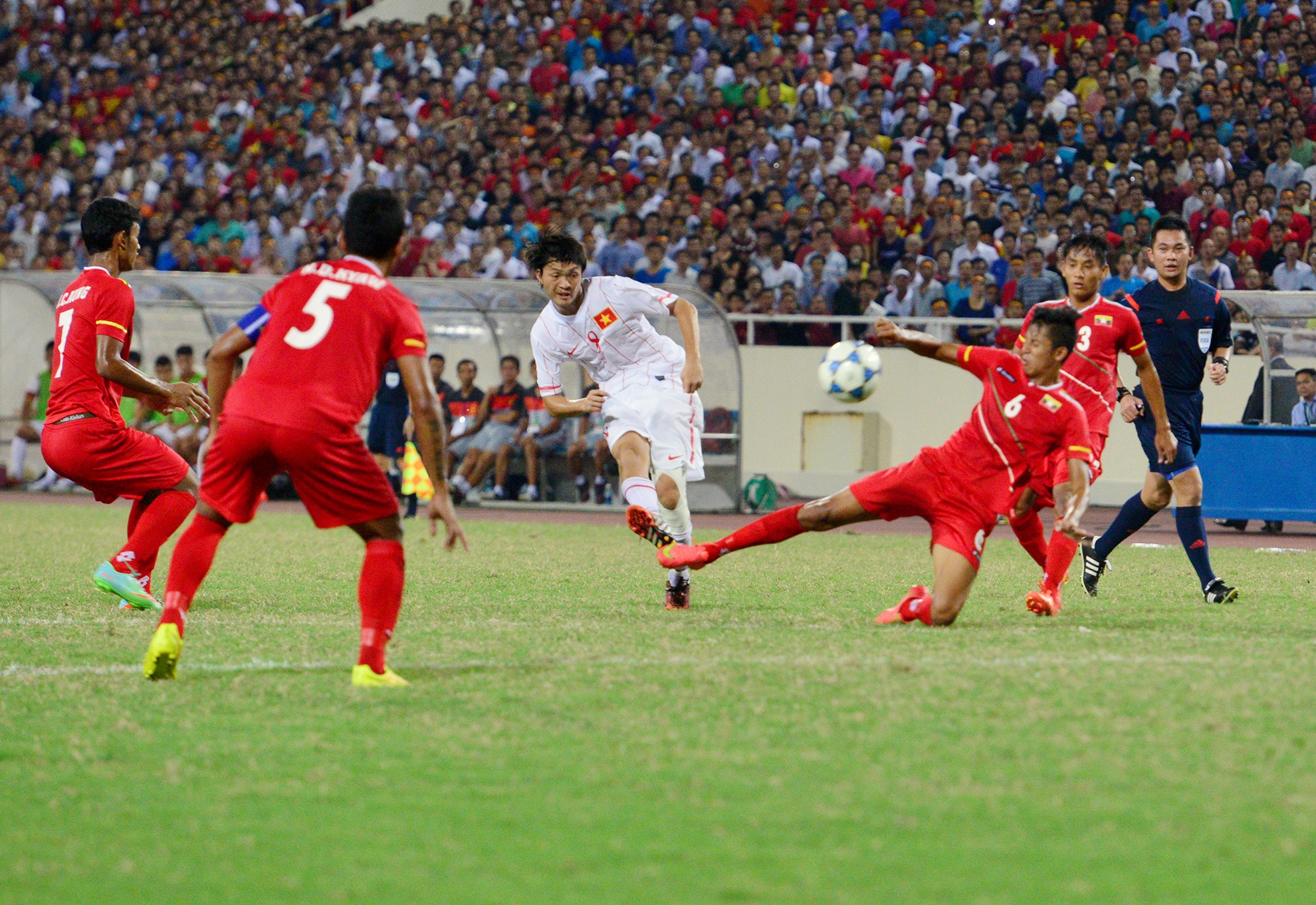 Phút 23, suýt chút nữa Văn Long ghi bàn mở tỷ số sau cú sút xa đầy bất ngờ. Tiếc là pha dứt điểm của cầu thủ mang áo số 19 lại đưa bóng đi dội xà ngang khung thành của U19 Myanmar. Ảnh: Lê Hiếu.