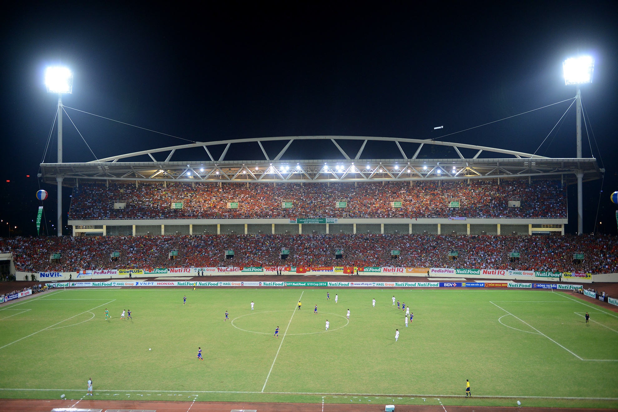 Toàn cảnh các cầu thủ hai đội khởi động trước khi bước vào trận chung kết U19 Đông Nam Á.