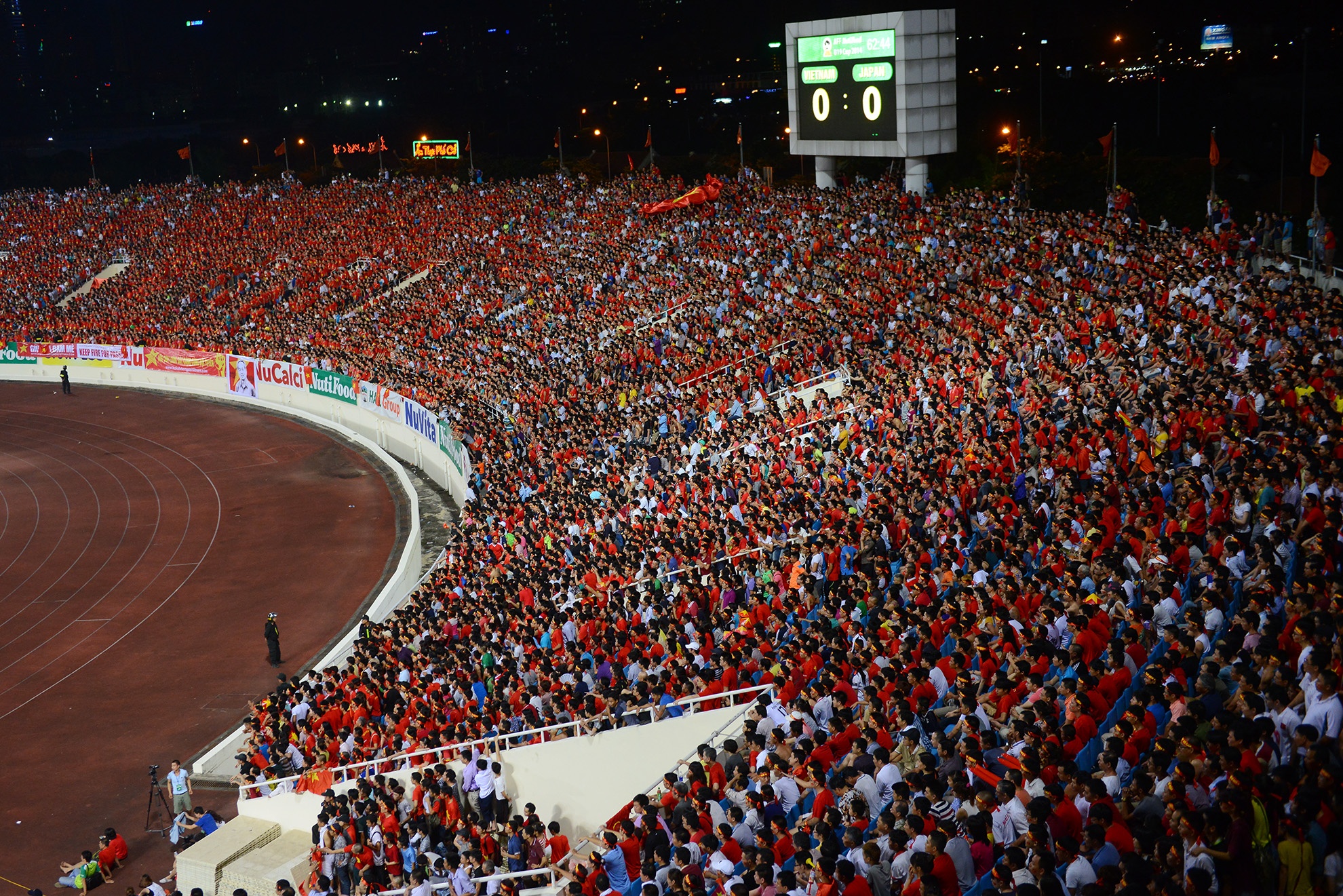 Sân vận động Mỹ Đình được phủ kín bởi màu đỏ của 40 nghìn CĐV. Đây là nguồn khích lệ vô cùng to lớn đối với đội quân của HLV Graechen.