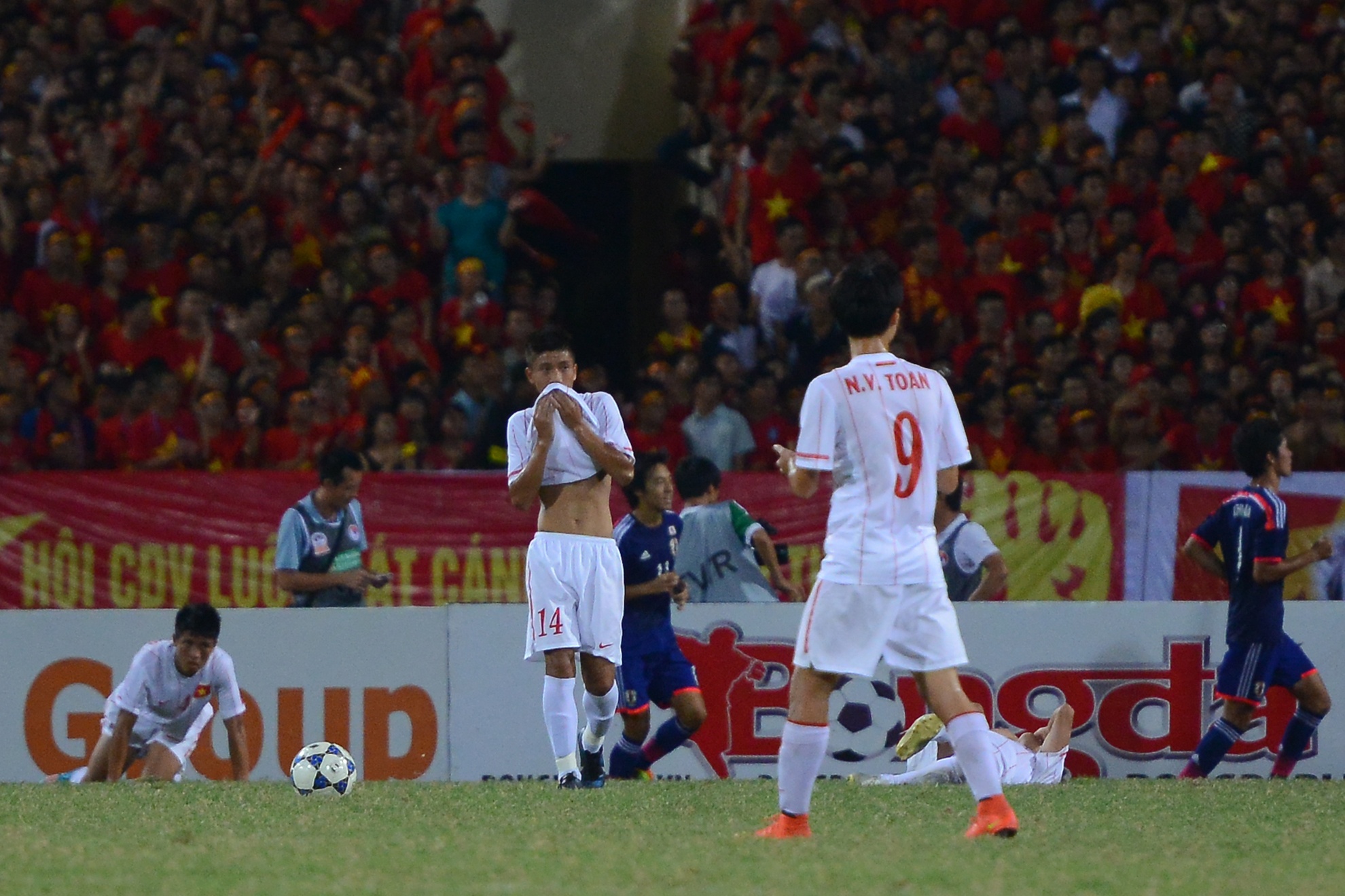 Hàng phòng ngự của Nhật Bản thi đấu rất tập trung, bịt kín mọi đường lên bóng của U19 Việt Nam.