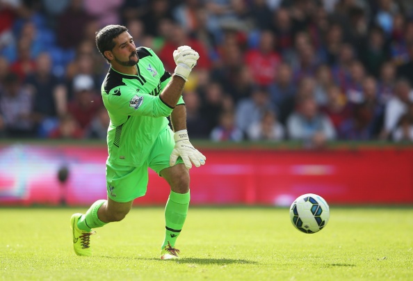 Thủ thành Kasper Schmeichel chơi rất ấn tượng và góp công lớn vào chiến thắng của Leicester trên sân của Stoke. Tuy nhiên, so với Speroni, con trai của huyền thoại Peter Schmeichel không được đánh giá cao bằng. Speroni có pha cứu thua xuất thần khi đối mặt với Scott Arfield trên chấm penalty ở phút 85, giúp Crystal tránh khỏi thất bại trước Burnley.